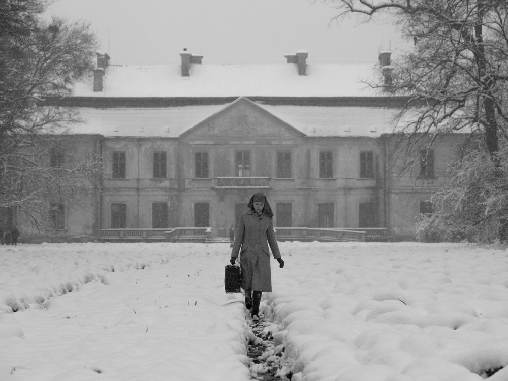 ida-2013-004-ida-leaving-snowy-convent-with-suitcase_1000x750.jpg