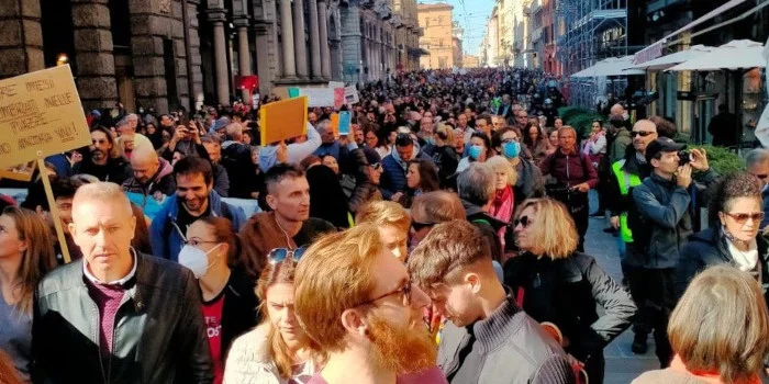 Italia-mielenosoitus 15.10.2021.jpg