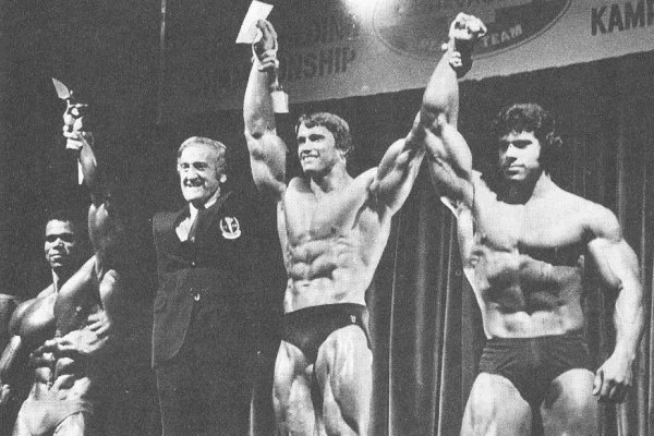 Nubret-Arnold-Schwarzenegger-y-Lou-Ferrigno-en-el-podio-del-Olympia-de-1875 (1).webp