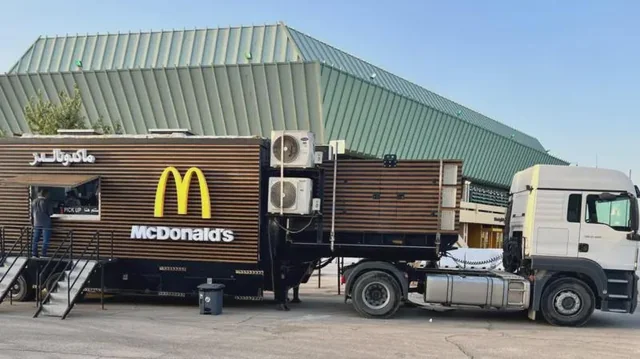 saudi-arabia-arranged-a-mobile-mcdonalds-for-trumps-visit-v0-04kzmxxl5l0f1.webp