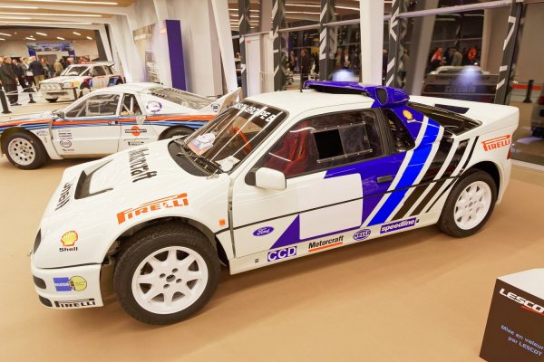 1920px-Rétromobile_2017_-_Ford_RS_200_-_circa_1985_-_002.jpg