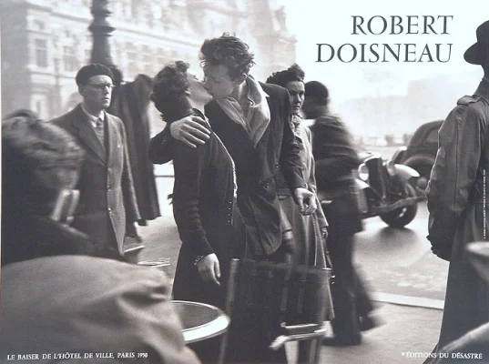 Robert_Doisneau_Le_Baiser_de_Hotel_de_Ville_Paris_1950.webp