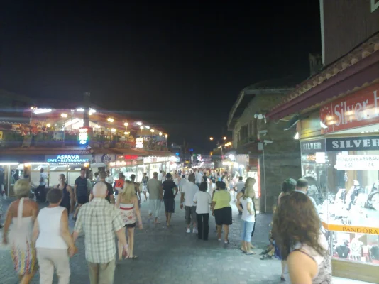 Turisteja.webp Turisteja.webp