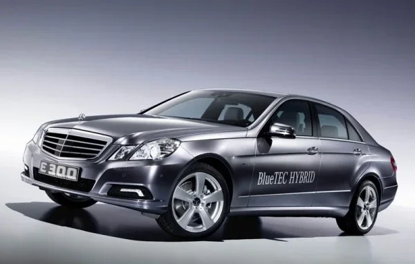 2011-Mercedes-Benz-E300-Bluetec-Diesel-Hybrid-Side-600x382.webp