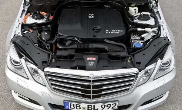 2011-Mercedes-Benz-E300-Bluetec-Diesel-Hybrid-Engine-2-600x364.webp