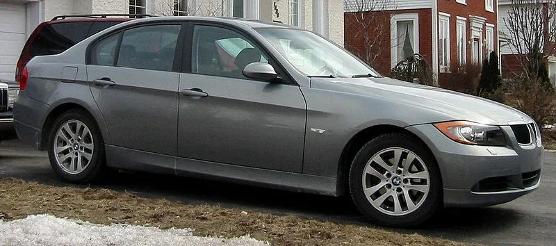 800px-BMW325XI_E90.webp