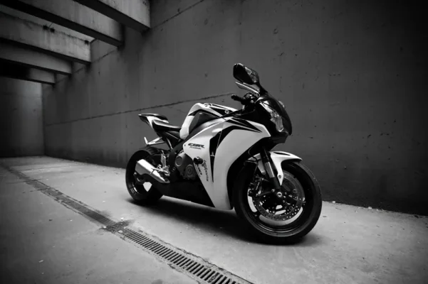 Honda_CBR_Fireblade_by_schwepes.webp