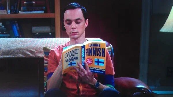 sheldon-cooper-learning-finnish.webp