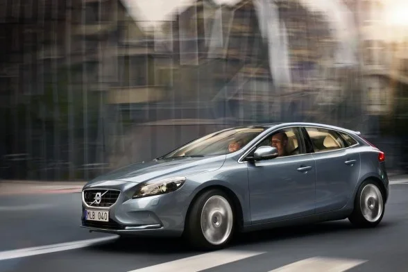 2013-Volvo-V40-Front-Side-588x392.webp