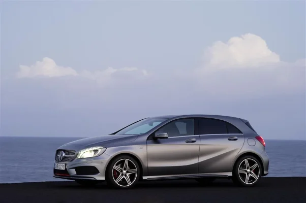 new-mercedes-benz-A-class-6-Medium.webp