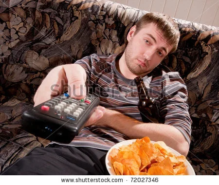 stock-photo-sleepy-man-with-beer-and-chips-watching-tv-at-home-72027346.webp