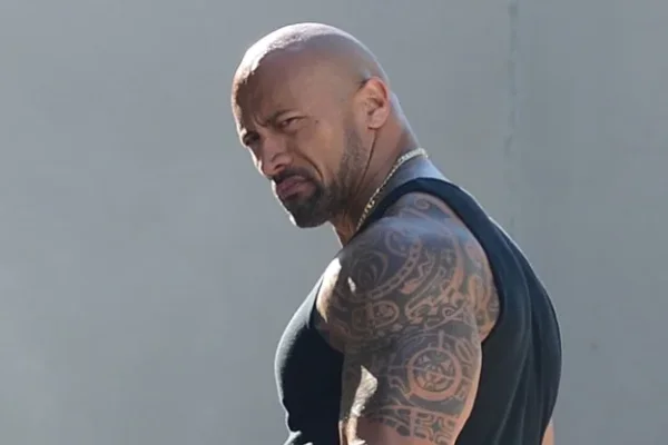 dwayne-johnson-loves-his-meat-pain-and-gain-movie-set-ggnoads.webp