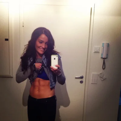 Venla Savikuja eli  Salkkari Heidi- läskinä.webp