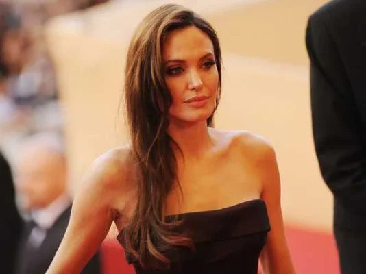 angelina-jolie-reveals-she-had-a-preventative-double-mastectomy.webp