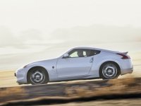 2011-Nissan-370Z-Coupe-Side-View-588x441.jpg