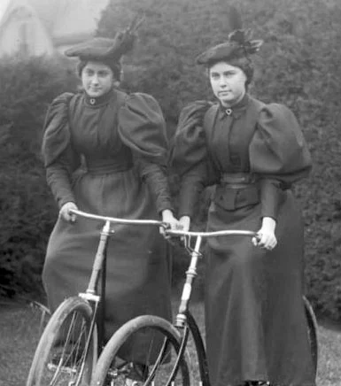 women_vintage_bicycle_museum_141.webp