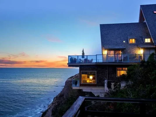 house-of-the-day-buy-a-majestic-beach-home-in-southern-california-for-10-million.webp