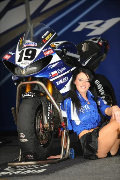 yamaha-r1-sbk-2009-sexy-model-babe-girl-2.webp