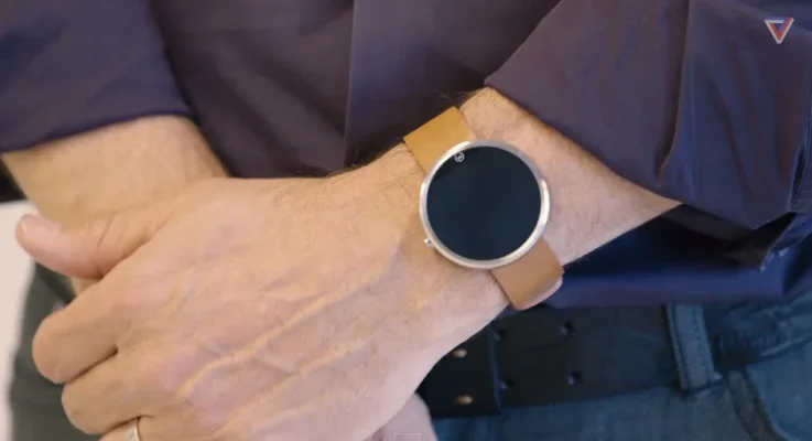 moto-360-on-wrist.webp