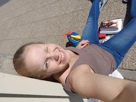 bussipysäkillä.webp bussipysäkillä.webp