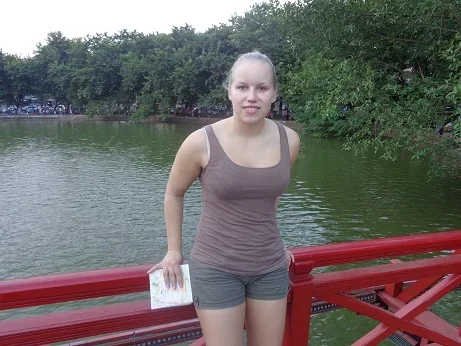 ruskettunut turisti sillalla.webp ruskettunut turisti sillalla.webp