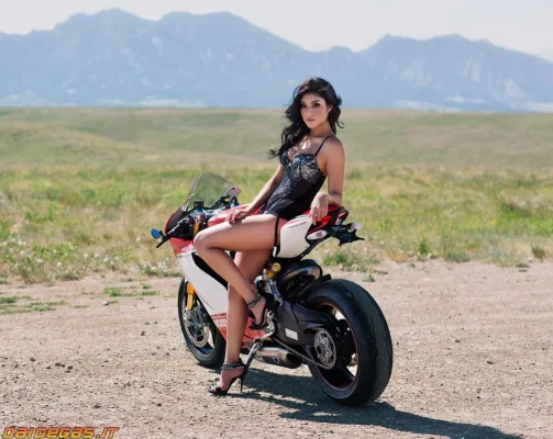 1199-ducati-panigale-sexy-lingerie-babe-.2.webp