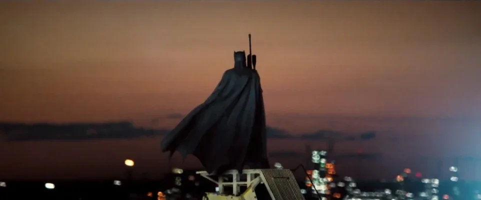 Batman-V-Superman-Trailer-Rifle-Rooftop-Cape-1024x426.webp